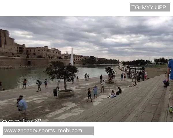 足球报：杨希转会谈判复杂海港专人赴西班牙积极沟通协调